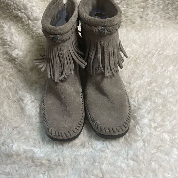 Minnetonka Hi Top Back Zip Boot Grey Suede with fringe accent SZ7 - Picture 2 of 10